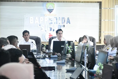 Rakor tersebut dipimpin langsung oleh Wakil Bupati Sumedang M. Fajar Aldila didampingi Sekdati Ruswati, Kepala Bapperida Sajidin, para kepala UPTD serta jajaran perangkat daerah terkait.Dok-Diskominfosanditik Sumedang