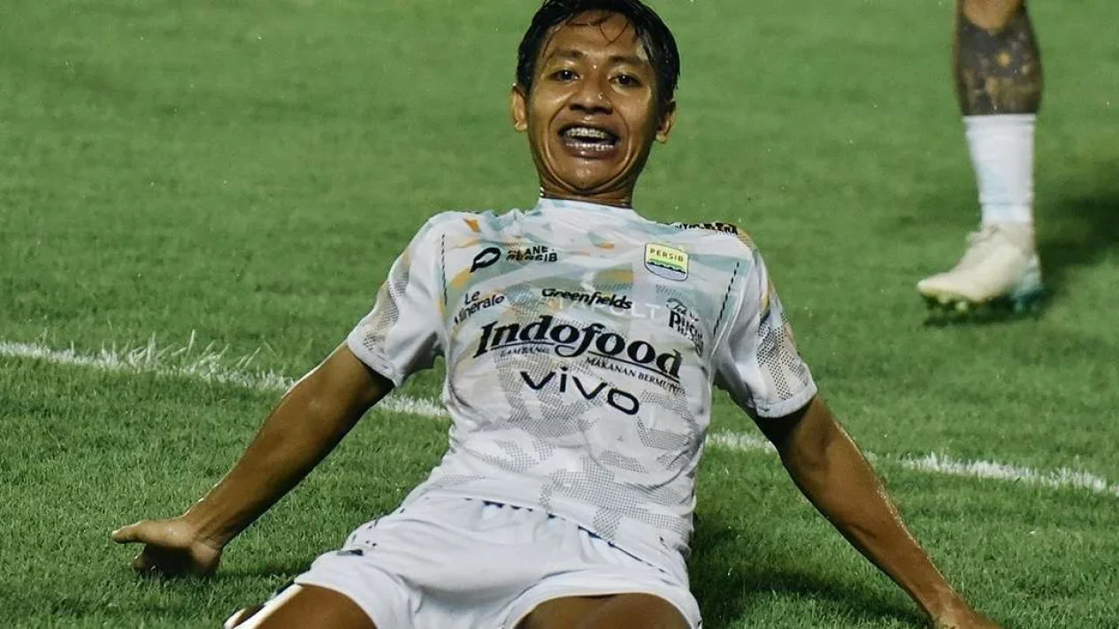 Dua kali Beckham Putra Nugraha membobol gawang Semen Padang FC.
