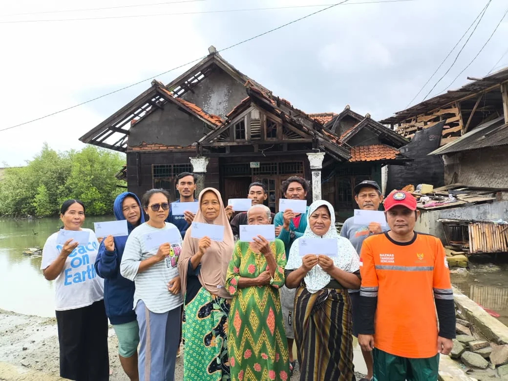 BANTUAN : Baznas Kabupaten Bekasi saat menyalurkan bantuan kebencanaan untuk masyarakat yang terdampak musibah akibat terjangan angin puting beliung di Kampung Poncol, Desa Pantai Mekar, Kecamatan Muaragembong. foto : Refky Maulana