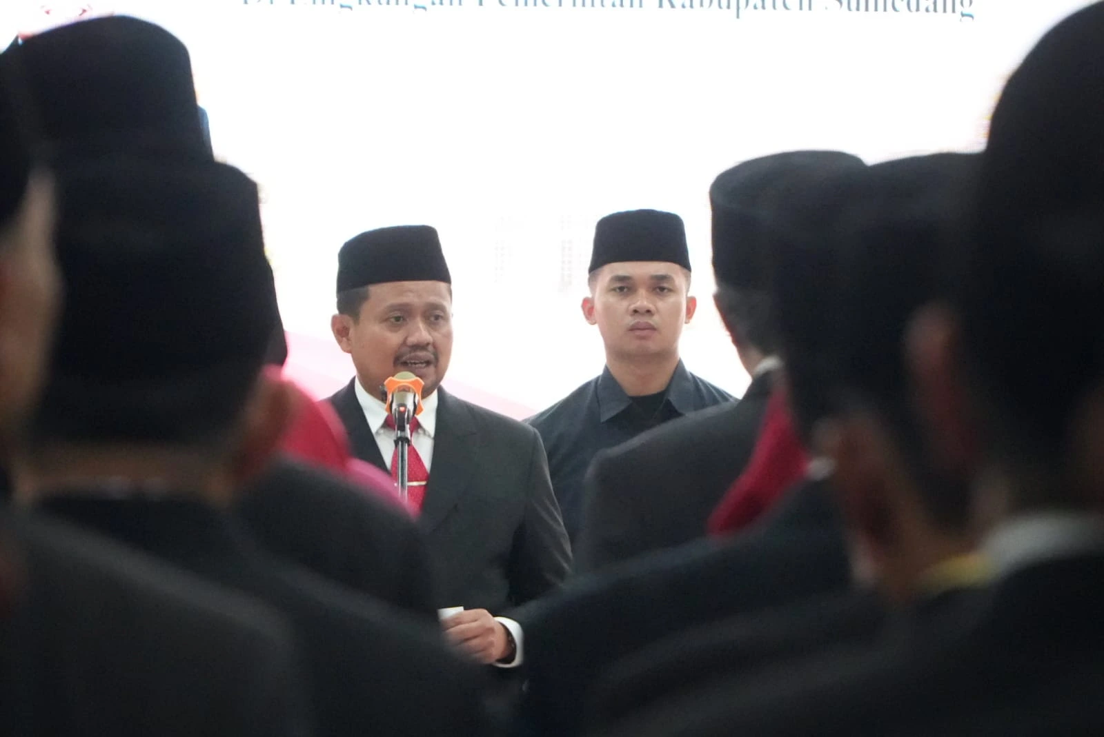 Bupati Sumedang Dony Ahmad Munir melantik dan mengambil sumpah/janji 220 Aparatur Sipil Negara (ASN) di lingkungan Pemerintah Kabupaten Sumedang di Gedung Negara Sumedang,