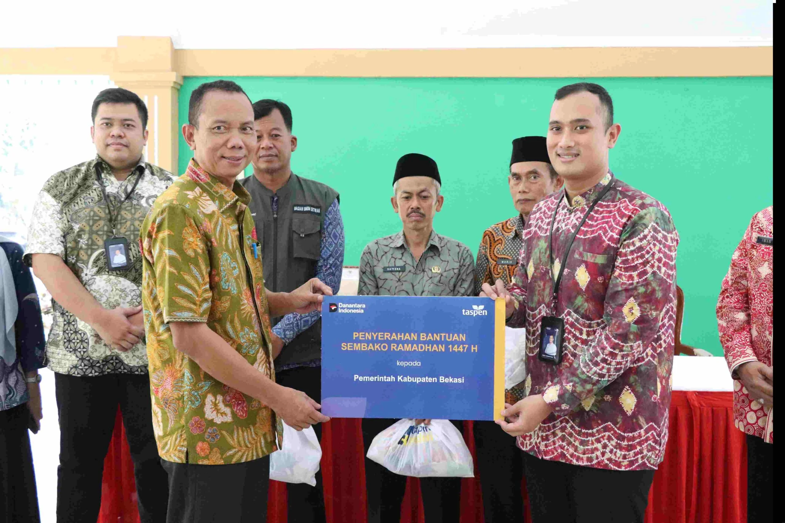 Sekretaris Daerah Kabupaten Bekasi, Endin Samsudin bersama PT Taspen memberikan Bantuan Paket Sembako Ramadhan 1447 H kepada pegawai PNS golongan 1, PPPK golongan 1, PPPK PW pendidkan SD. Bertempat di Pendopo Guest House Pemda Kabupaten Bekasi Cikarang Pu