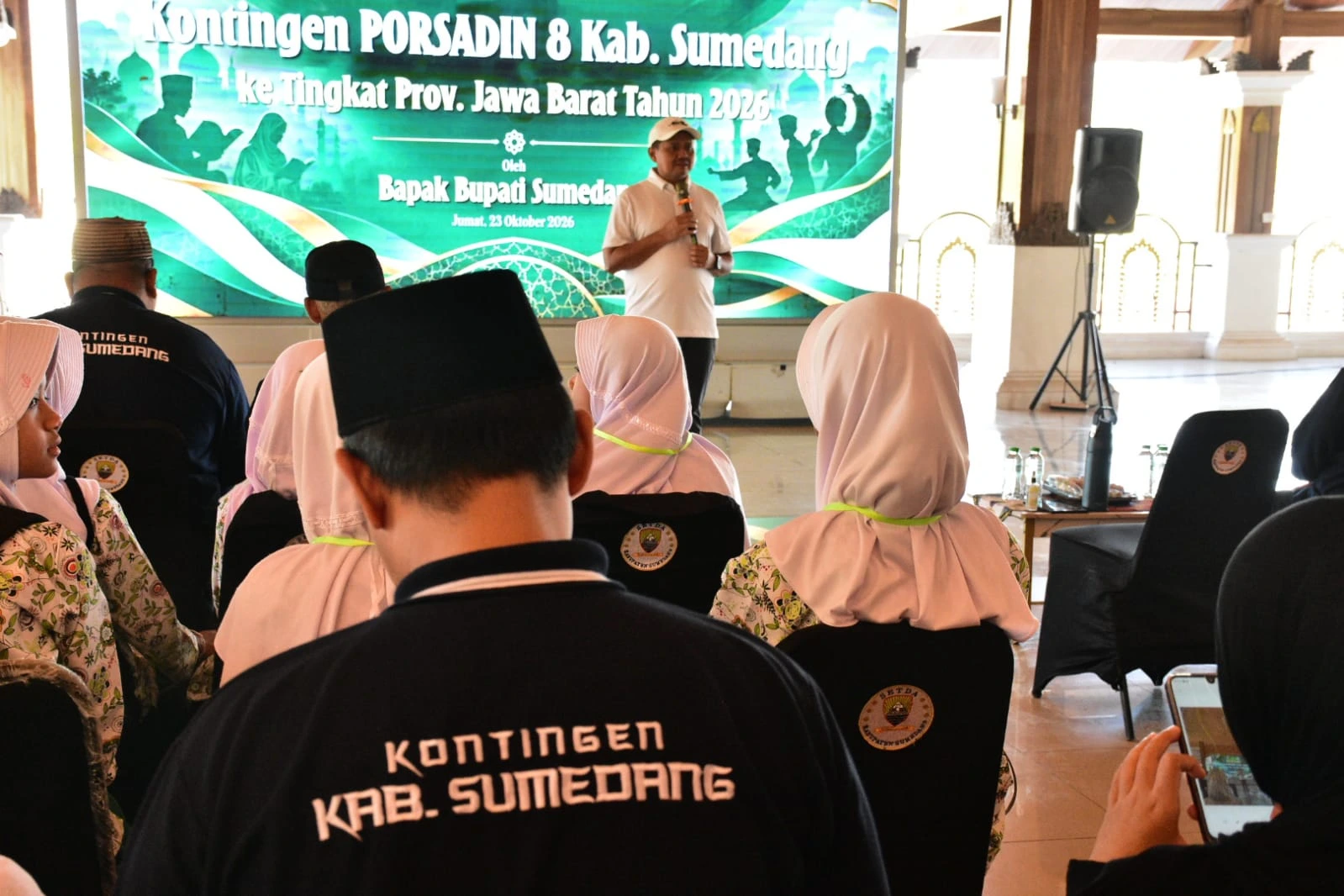 Bupati Sumedang Dony Ahmad Munir melepas Kontingen Pekan Olahraga dan Seni Antar Diniyah (Porsadin) Kabupaten Sumedang