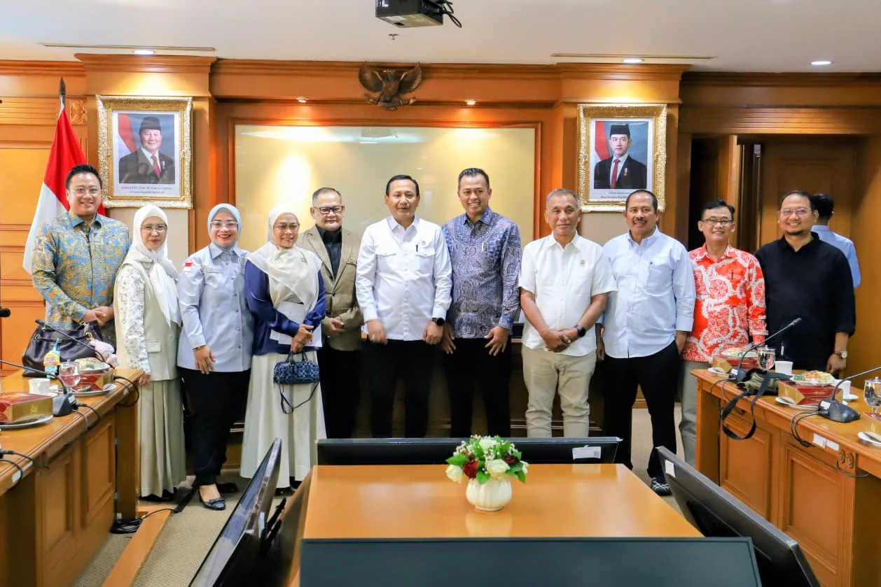 Ketua Pansus XV DPRD Jawa Barat, Jenal Arifin menjelaskan, Pansus XV DPRD Jawa Barat melakukan konsultasi dan harmonisasi substansi Ranperda PPLH ke Kementerian Lingkungan Hidup dan Kementerian Kehutanan di Jakarta.Dok-Humas DPRD Jabar