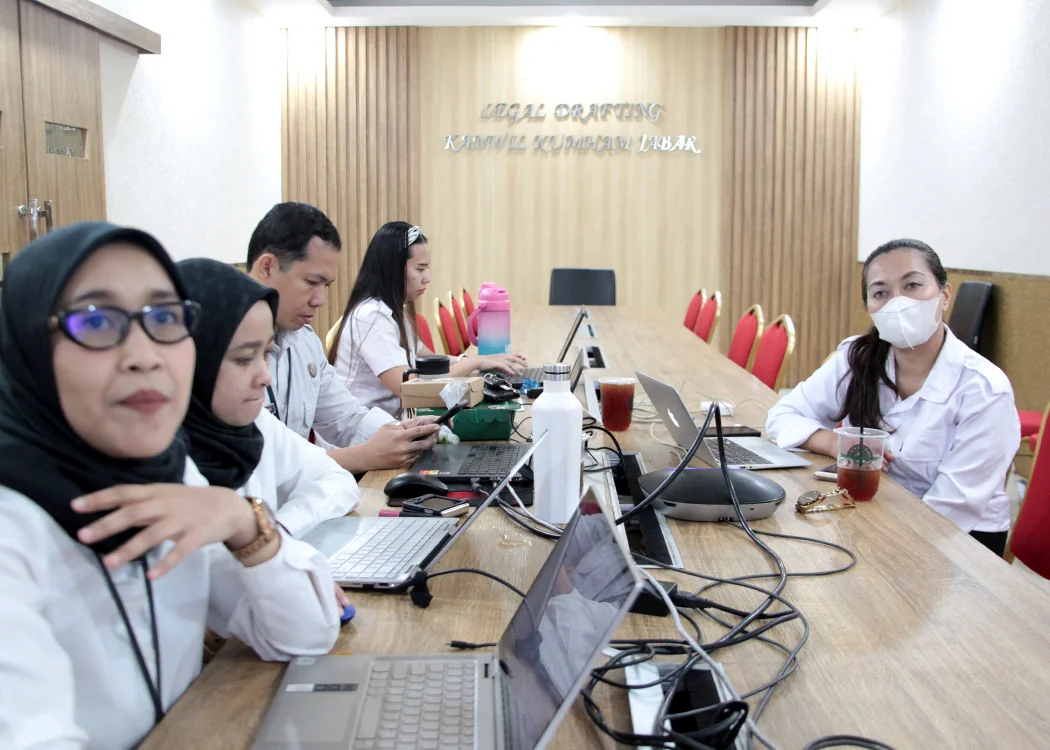 Perancang PUU Kanwil Jabar Shendy, Anggriana dan Erdian.Ist