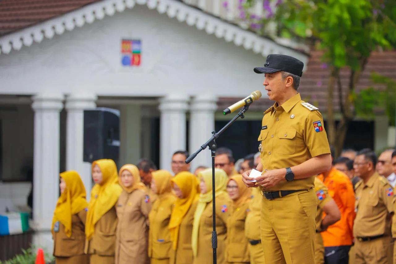 Wali Kota Bogor, Dedie A. Rachim, meminta kepada aparatur wilayah, camat, lurah, serta perangkat daerah untuk konsisten menjaga kebersihan lingkungan, keamanan, dan ketertiban demi kenyamanan bersama.Ist