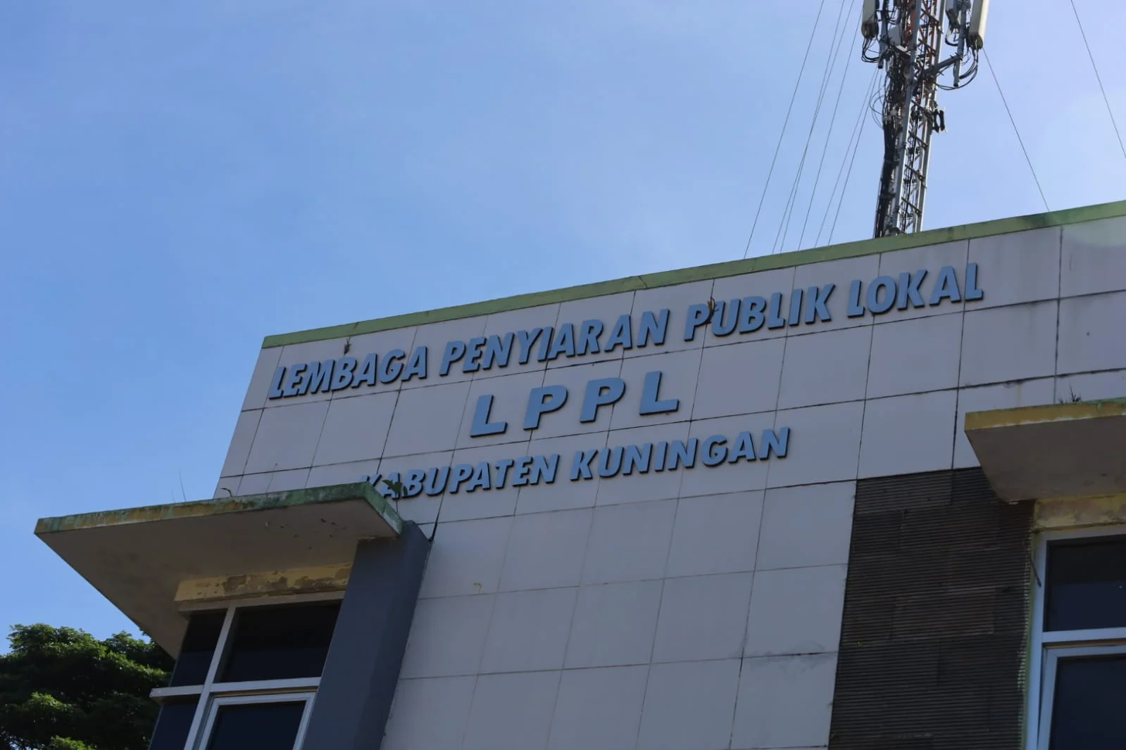 Dua karya unggulan LPPL Kuningan FM berhasil menembus jajaran nominasi Anugerah Penyiaran KPID Jawa Barat ke-18 Tahun 2025.Ist