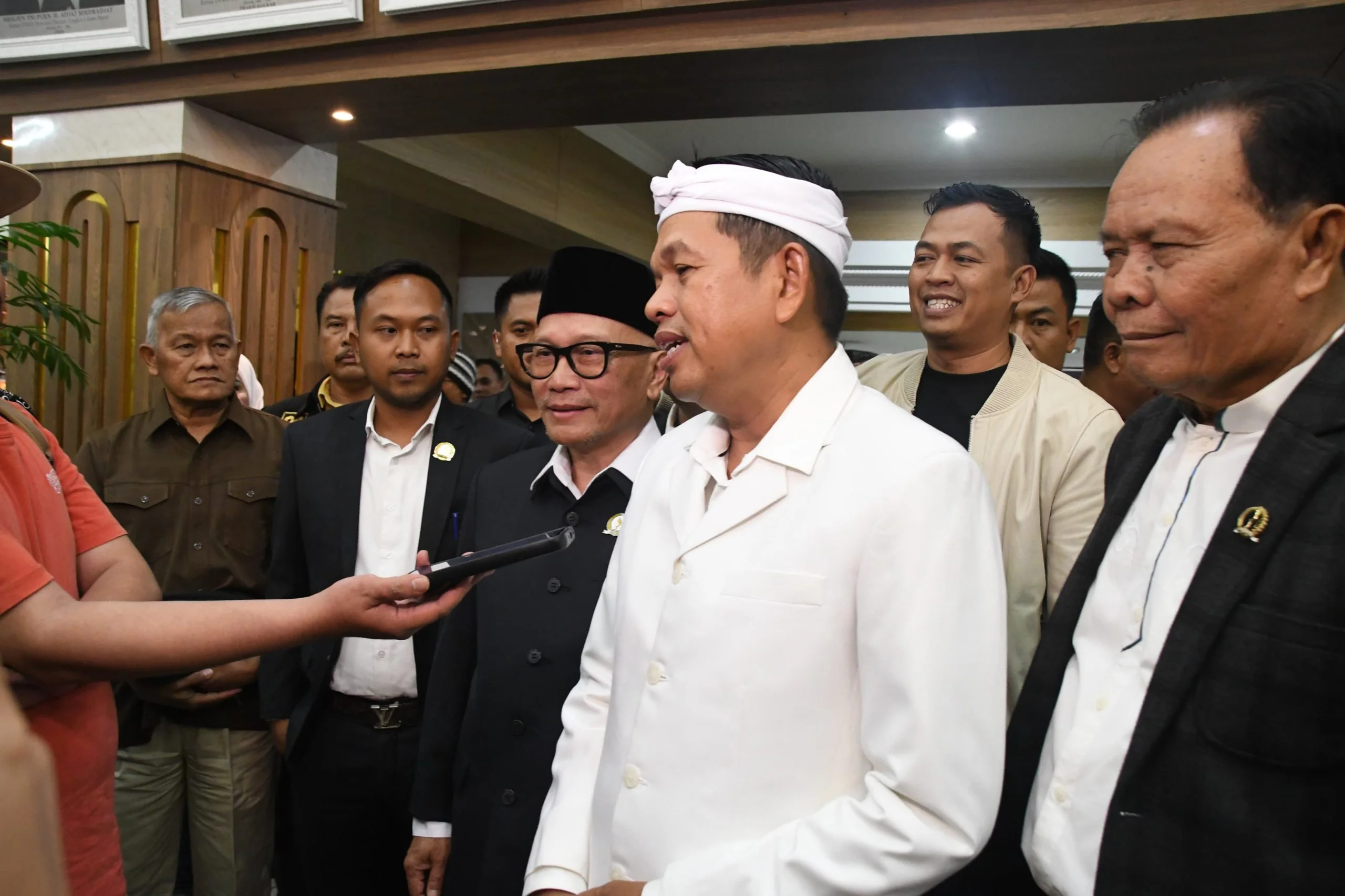 Ketua DPRD Provinsi Jawa Barat Buky Wibawa usai rapat paripurna penetapan pasangan calon Gubernur dan Wakil Gubernur Jabar terpilih yang dilaksanakan pada Jumat (10/1/2025) malam.