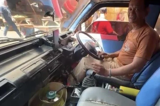 Angkot di Sukabumi yang menggunakan  -elpiji 3 kg sebagai bahan bakar. (Ft detikjabar)