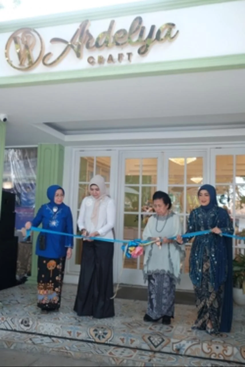 Ardelya Craft, pelopor aksesori handmade yang menggabungkan budaya lokal dengan sentuhan modern, saat peresmian sekaligus peluncuran  butik perdananya di kota kreatif, Bandung.