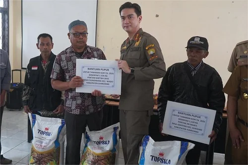 Wakil Bupati Sumedang M Fajar Aldila menyerahkan bantuan pupuk untuk tanaman kopi kepada kelompok tani.Ist