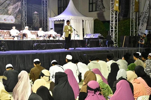 Bupati Sumedang Dony Ahmad Munir saat Sumedang Bersholawat memperingati Hari Jadi ke-448  Sumedang di Alun-alun Sumedang.Dok-Diskominfosanditik Sumedang