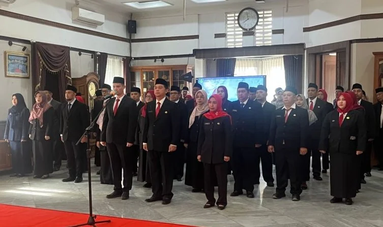 Wali Kota Sukabumi Ayep Zaki melantik sejumlah pejabat administrator, pengawas, dan fungsional dalam acara pengambilan sumpah dan janji jabatan.Dok-Diskominfo Kota Sukabumi