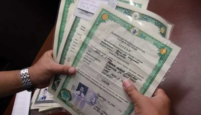 DPRD Kota Bogor Salurkan 70 Ijazah Melalui Program Tebus Ijazah
