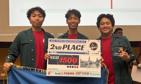 Tim Kuya Asoy Geboy yang terdiri atas Rizqi Fathoni, Adyatma Bima Parikesit, dan Shaqil Aqila Hanugh meraih Juara 2 Bridge Design Competition di Nanyang Technological University, Minggu, 12 April 2026. (Dok. Tim Kuya Asoy Geboy)
