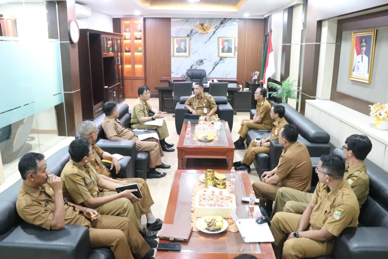 Pelaksana Tugas (Plt) Bupati Bekasi, dr. Asep Surya Atmaja, sebagai tindak lanjut atas perhatian publik terhadap kondisi pembelajaran di sekolah tersebut.Dok- Newsroom Diskominfosantik Kab Bekasi