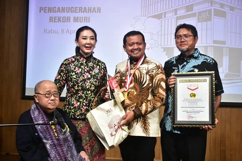 Penghargaan diserahkan Presiden Direktur MURI, Jaya Suprana, didampingi Direktur MURI, Ailawati Margono, kepada Bupati Sumedang H. Dony Ahmad Munir dan Direktur RSUD Umar Wirahadikusumah Enceng di Audithorium Kinartosabdo MURI Jakarta.Dok-Diskominfosandit