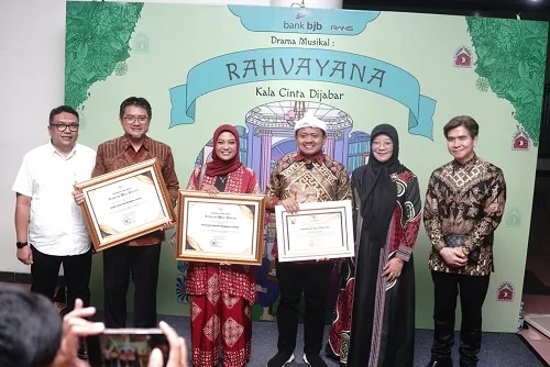 Bupati Sumedang Dony Ahmad Munir menyampaikan rasa syukur atas apresiasi yang diberikan. Kabupaten Sumedang dinobatkan sebagai Kabupaten Paling Informatif dari Komisi Informasi Jabar.Dok-Diskomimfosanditik