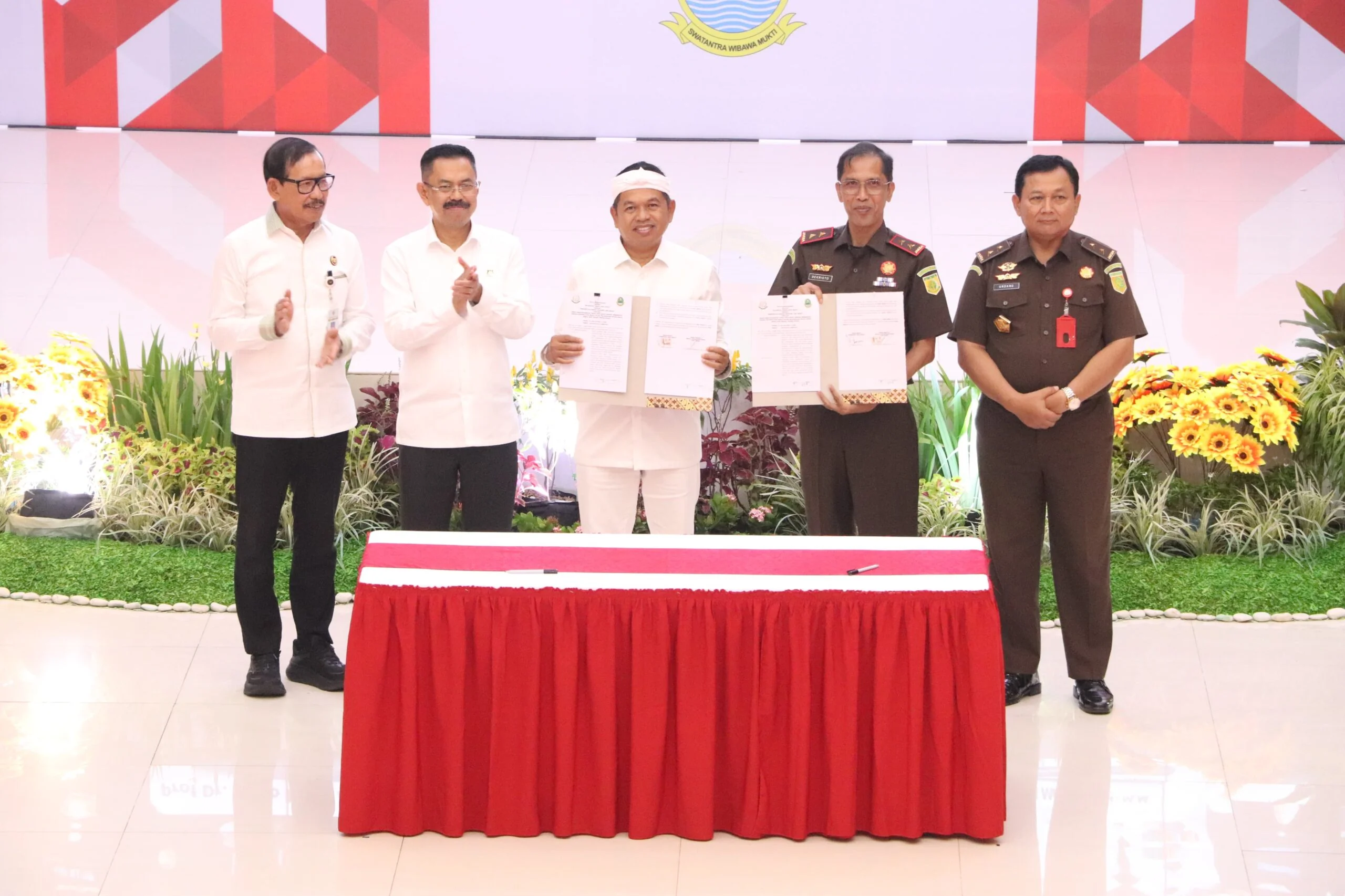 Gubernur Jawa Barat Dedi Mulyadi menilai program hukuman kerja sosial bagi pelaku tindak pidana ringan bukan hanya langkah hukum yang humanis, tetapi juga berdampak langsung bagi masyarakat dan efisiensi anggaran negara.Ist