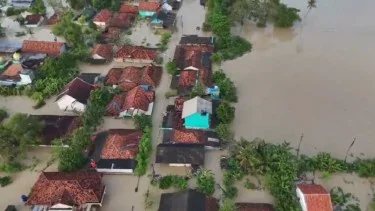 Ratusan Rumah di Karawang Terendam Banjir, Warga Dievakuasi
