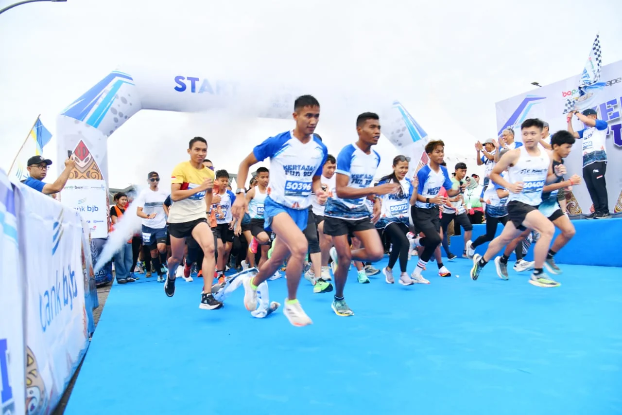 Penjabat Gubernur Jawa Barat Bey Machmudin turut memeriahkan Kertajati Fun Run 2024 di kawasan Bandara Internasional Jawa Barat (BIJB), Kertajati, Kabupaten Majalengka, Sabtu (28/12/2024).