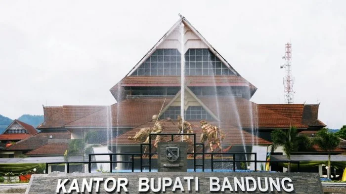 Pemerintah Kabupaten (Pemkab) Bandung, Jawa Barat, meluncurkan program inovatif "Gerebeg Pajak", Minggu, 2 Maret 2025.