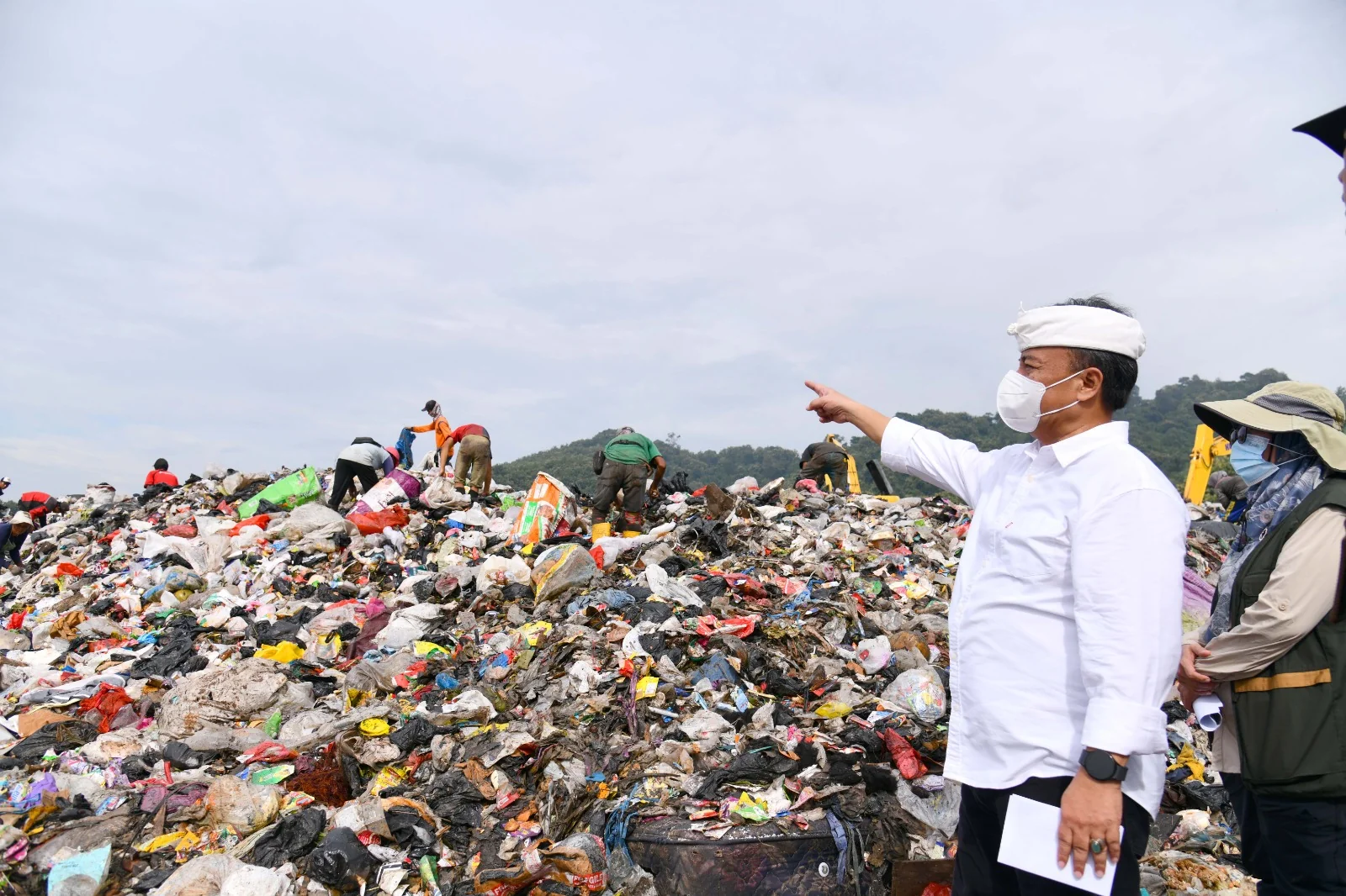 Sekda Jabar Herman Suryatman mengecek longsor sampah di TPA Sarimukti, di Kabupaten Bandung Barat, Minggu, 9 Maret 2025.
