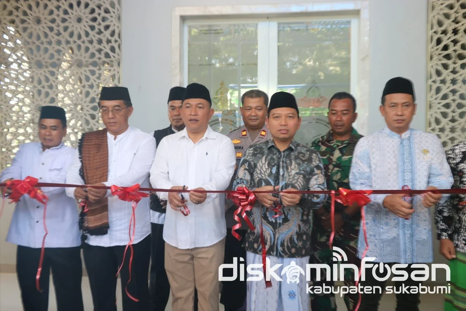 Wakil Bupati Sukabumi Andreas bersama Anggota DPR RI Komisi IX Zainul Munasichin meresmikan Masjid Pondok Pesantren Sirojul Ummah yang berlokasi di Kampung Sunagar, Desa Pasiripis, Kecamatan Surade.Dok-Bid IKP/Diskominfosan