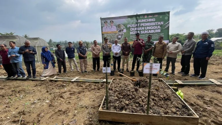 Wali Kota Sukabumi Ayep Zaki meresmikan Pusat Pembibitan Durian Unggul yang berlokasi di Kawasan Agroeduwisata Cikundul.Ist