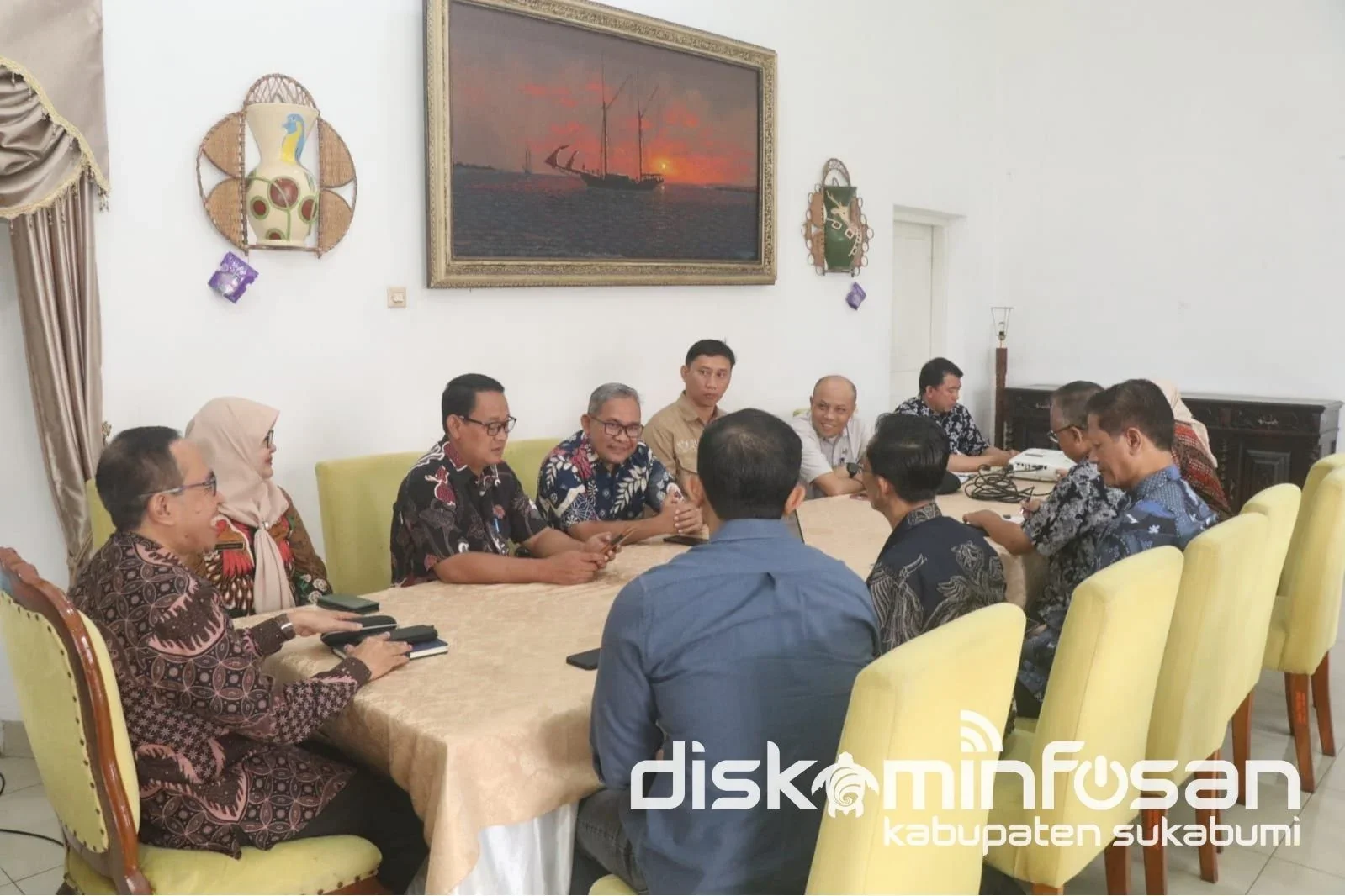 Sekretaris Daerah Kabupaten Sukabumi, Ade Suryaman, menyampaikan bahwa kegiatan pasar murah tersebut merupakan bentuk komitmen pemerintah daerah dalam menjaga stabilitas harga pangan sekaligus meringankan beban masyarakat.Dok-Diskominfosan Kab Sukabumi