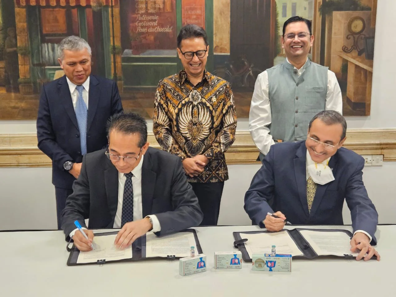 Penandatanganan Perjanjian Kerjasama oleh Direktur Utama Bio Farma, Shadiq Akasya (kiri) dan Deputy Director SII, Prasen Adya (Kanan), disaksikan oleh Menteri Kesehatan RI, Budi Gunadi Sadikin (tengah), Komisaris Utama Bio Farma, Tugas Ratmono (kiri atas)