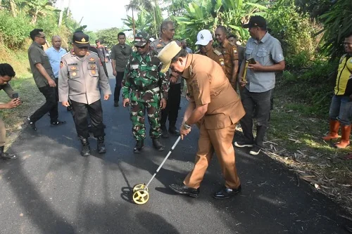 Bupati Dony turut melakukan pengukuran ketebalan jalan serta berdialog dengan Dinas PUTR.Ist