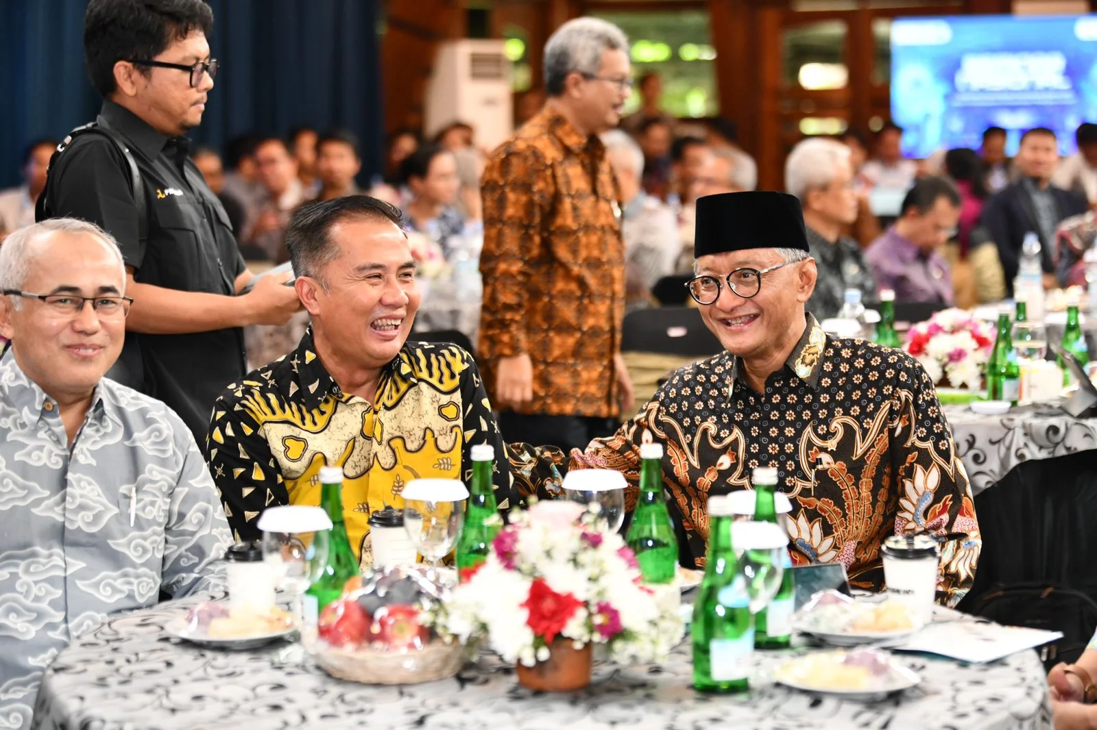 Penjabat Gubernur Jabar Bey Machmudin  mendampingi Menteri PU Dody Hanggodo saat  Seminar Nasional di Aula Barat Institut Teknologi Bandung, Sabtu (21/12/2024).