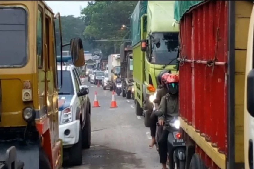 Truk Masih Melintasi Kawasan Pendidikan Jatinangor, Ini Langkah yang Diambil Bupati