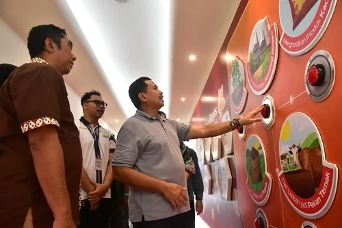 Bupati Sumedang Dony Ahmad Munir menjajal wahana futuristik Chocolatos X-Quest Destinasi eduwisata inovatif yang menghadirkan pengalaman teknologi imersif pertama di Indonesia.Dok-Diskominfosanditik Sumedang
