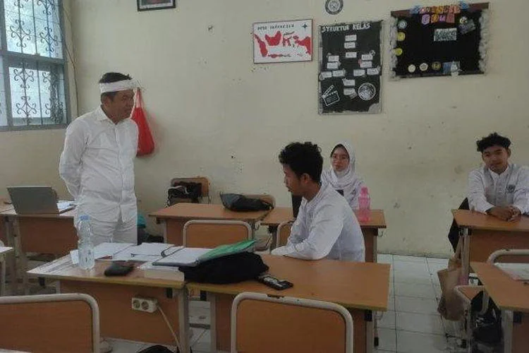 Gubernur Jawa Barat terpilih, Dedi Mulyadi, melakukan kunjungan mendadak ke SMAN 7 Cirebon, Kota Cirebon, pada Jumat, 7 Februari 2025 pagi.