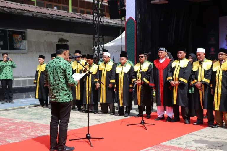 Asisten Daerah Bidang Pemerintahan dan Kesejahteraan Rakyat Sekretariat Daerah Kota Sukabumi Fajar Rajasa, saat membuka MTQH Kota Sukabumi di MAN I pada 25 November 2025.Ist