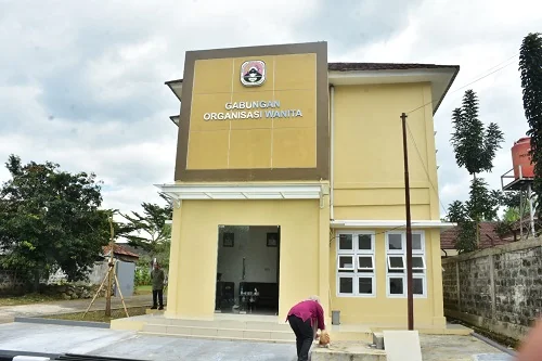 Bupati Sumedang Dony Ahmad Munir didampingi Ketua TP PKK Sumedang Susi Gantini hadir langsung di Tasyakur Gedung GOW.Dok-Diskominfosanditik Sumedang