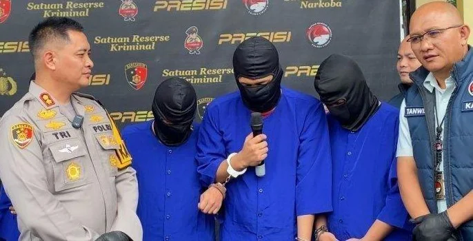 Riza Nasrul Falah (baju biru pakai mikrofon), Ketua Bawaslu KBB saat hadir dalam rilis pengungkapan kasus penyalahgunaan narkoba di Polres Cimahi, Jumat, 7 Maret 2025. (dok Tribun)