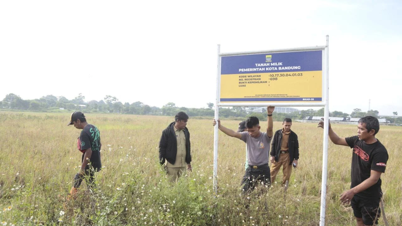 BKAD Kota Bandung menertibkan sejumlah plang liar yang dipasang.Ist