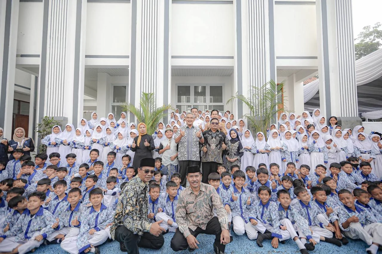 Wali Kota Bandung, Muhammad Farhan, menegaskan pentingnya menjaga integritas aparatur sipil negara (ASN) dalam setiap lini pelayanan publik, khususnya di sektor pendidikan.Dok-Diskominfo Kota Bandung