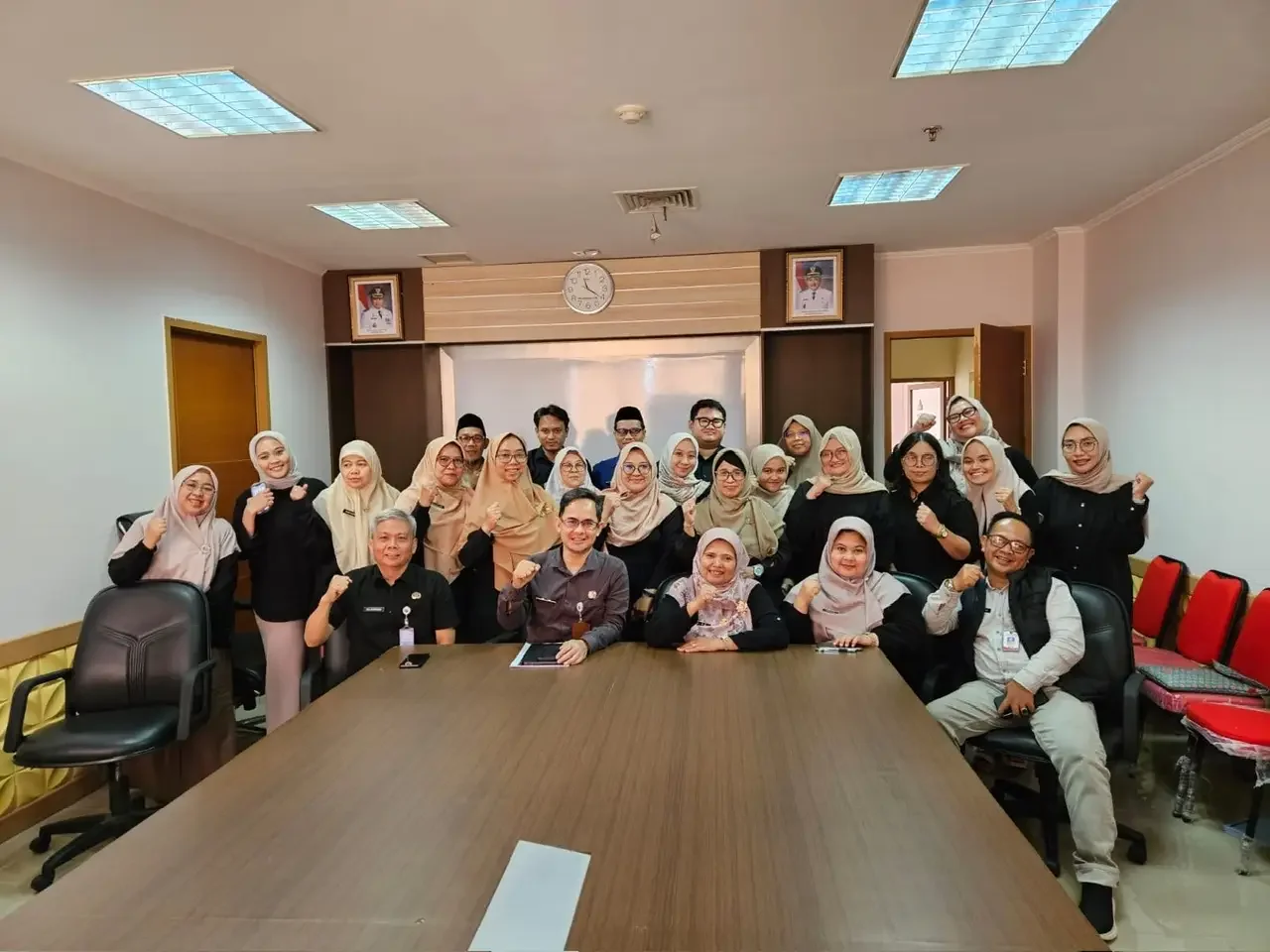 Para pegawai Dinsos Kota Depok usai pelaksanaan Forum Rencana Kerja (Renja) Tahun 2027, Selasa (24/02/26). (Foto: Dokumentasi Dinsos Depok).