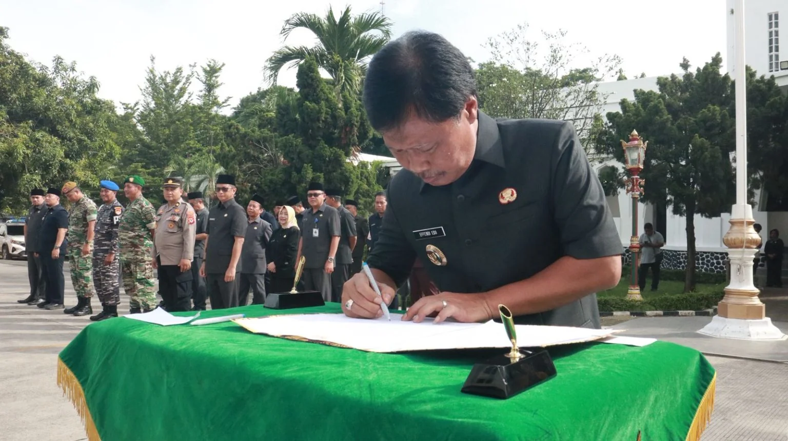 Wali Kota Cirebon, Effendi Edo dalam pengangkatan dan pemindahan dalam Jabatan Administrator, Jabatan Pengawas, Kepala Sekolah, dan Jabatan Fungsional.Ist