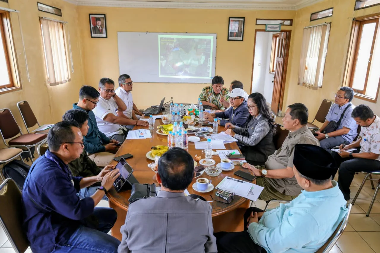 Anggota Komisi I DPRD Provinsi Jawa Barat, H. Sidkon Djampi, S.H., 
usai melakukan kunjungan kerja ke lahan perusahaan di Jalan Raya Tangkuban Parahu, Kabupaten Bandung Barat.Dok-Humas DPRD Jabar