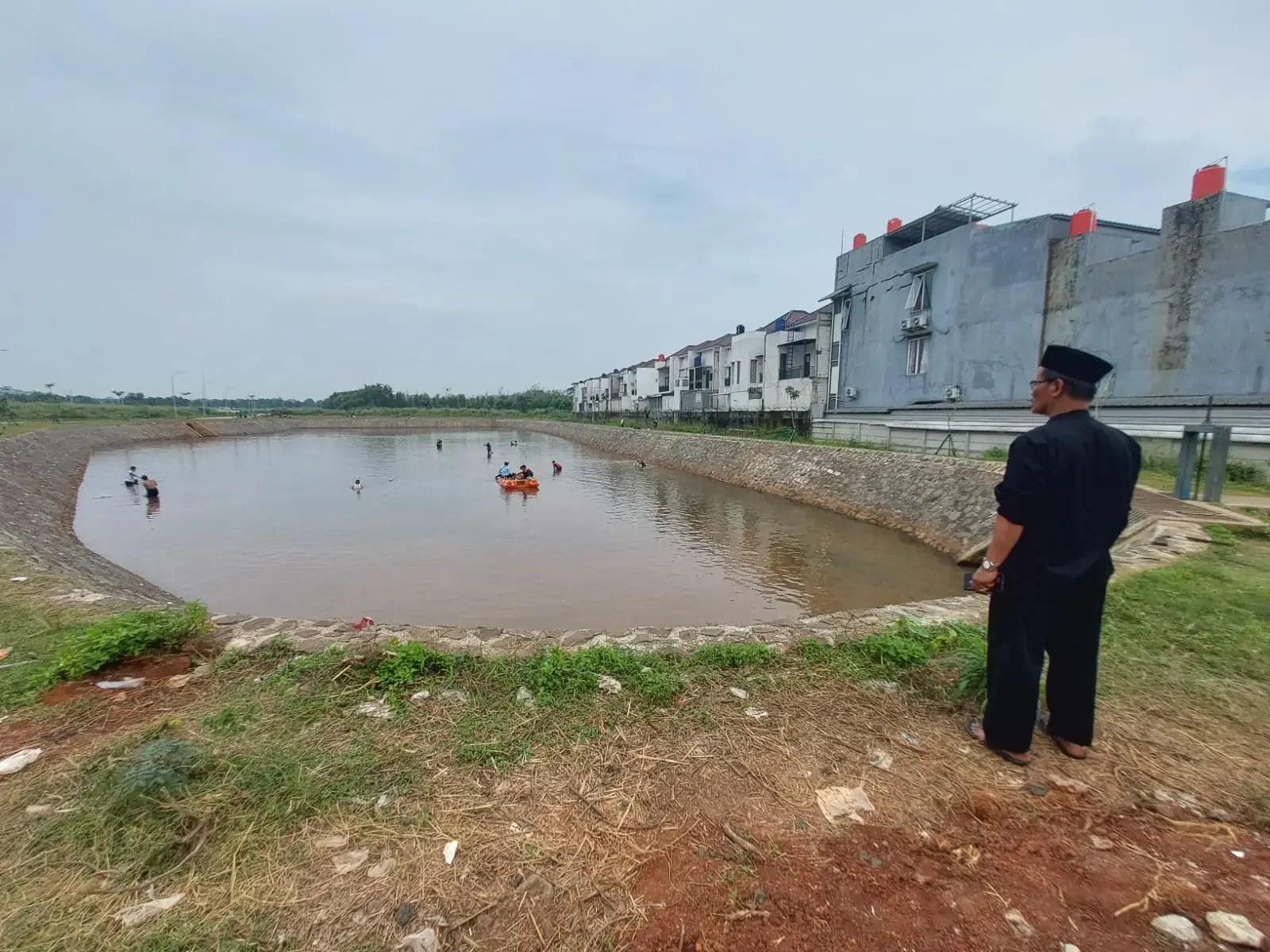 Camat Tapos, Jarkasih saat melihat lokasi ngubek empang di Danau Cimanggis Golf Estate (CGE), Kamis (30/04/26). (Foto: Diskominfo Depok)