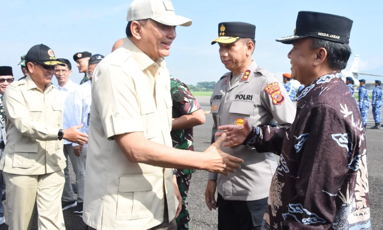 Sekretaris Daerah Provinsi Jawa Barat, Herman Suryatman, saat menyambut Menteri Pertahanan RI, Syafri Symsudin, di Lanud Husein Sastranegara, Kota Bandung, Sabtu, 1 Februari 2025.
