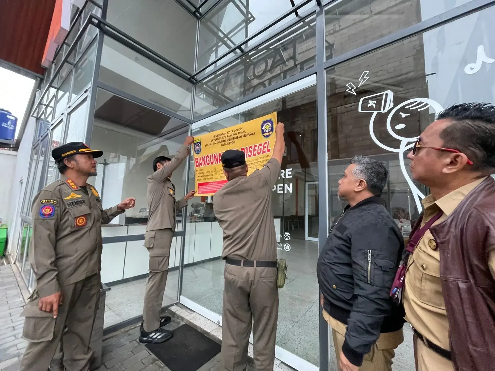 Satpol PP Kota Depok saat menyegel bangunan Koat Coffee, Senin (12/01/26). (Foto: JD 01/Diskominfo Depok).
