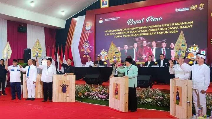 Empat paslon gubernur-wakil gubernur Jabar mengangkat hasil undian nomor urut dalam Pilkada 2024 di Aula KPU Jabar, Bandung, Senin 23 September 2024. ANTARA/Ricky Prayoga
