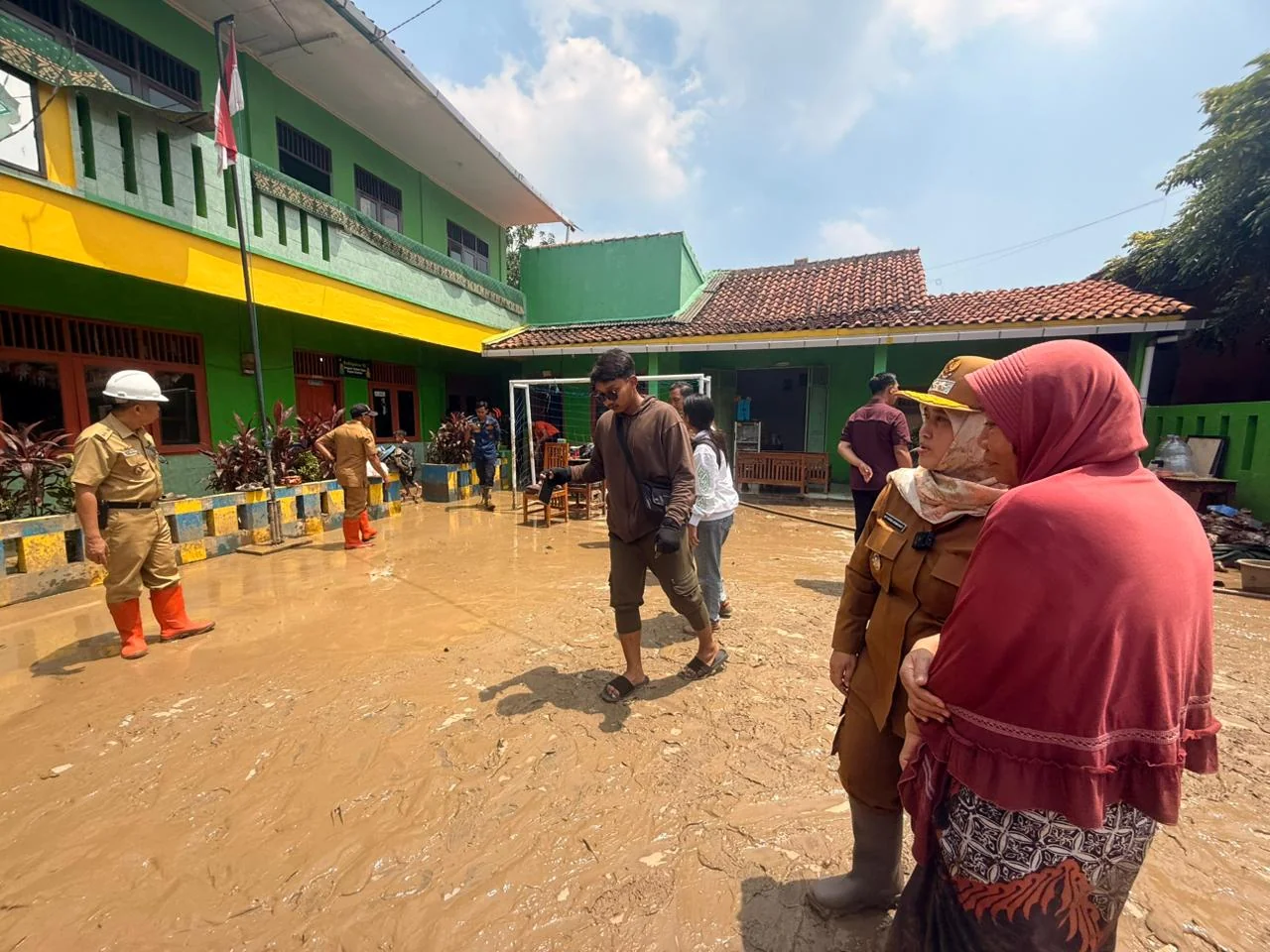 Wakil Wali Kota Cirebon, Siti Farida Rosmawati, turun langsung ke titik-titik terdampak untuk merangkul warga yang tengah berupaya bangkit Kembali.Dok- Beni Agus Pratama