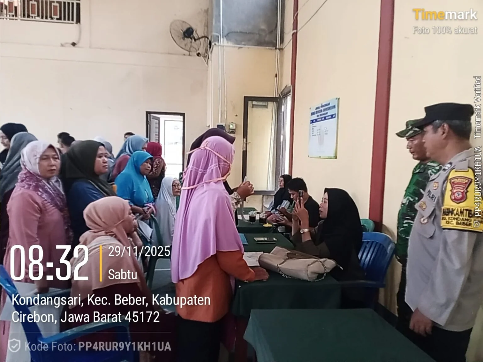 Sinergitas TNI-Polri Dampingi Pembagian Bantuan Langsung Tunai Kesra Desa Kondangsari.Ist