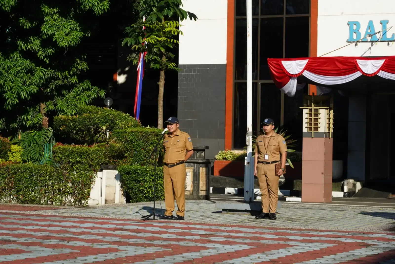 Wakil Wali Kota Depok, Chandra Rahmasyah, memimpin apel pagi Aparatur Sipil Negara (ASN) di Lapangan Balai Kota Depok pada Senin (13/04/26).(Foto: Humas Depok)